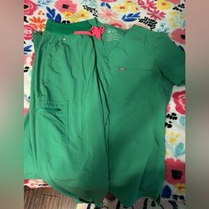 Lime Green FIGS
Top/Bottoms: SZ MEDIUM JOGGER